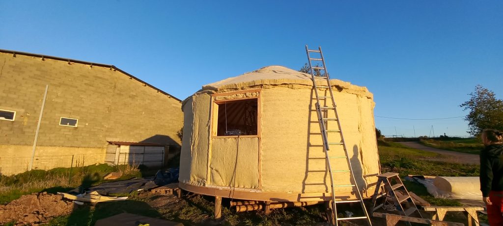 yourte isolée avec de la laine de mouton thermoliée sous un ciel bleu d'automne