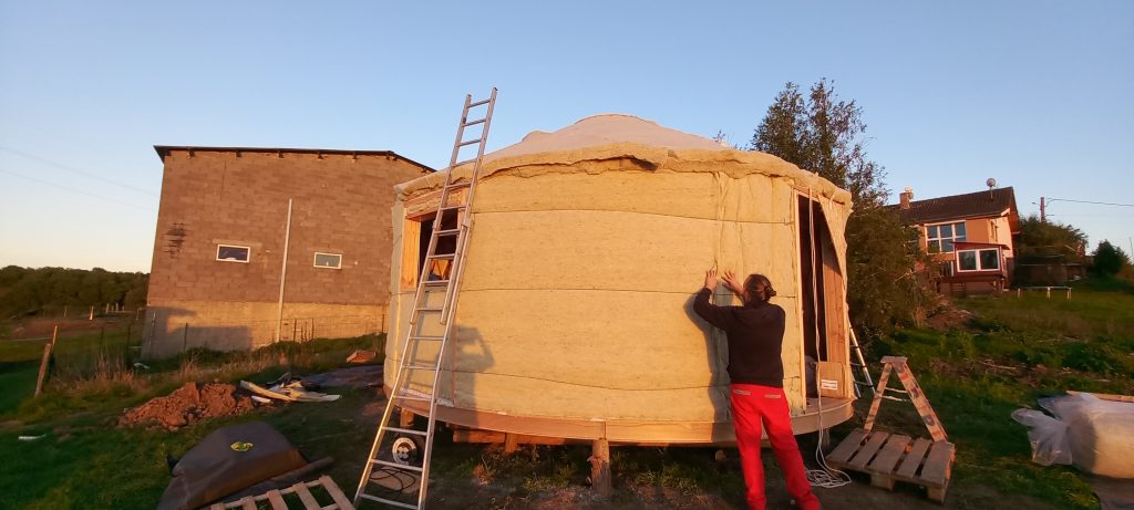 isolation naturelle en laine de mouton thermoliée en provenance du massif central sur yourte contemporaine