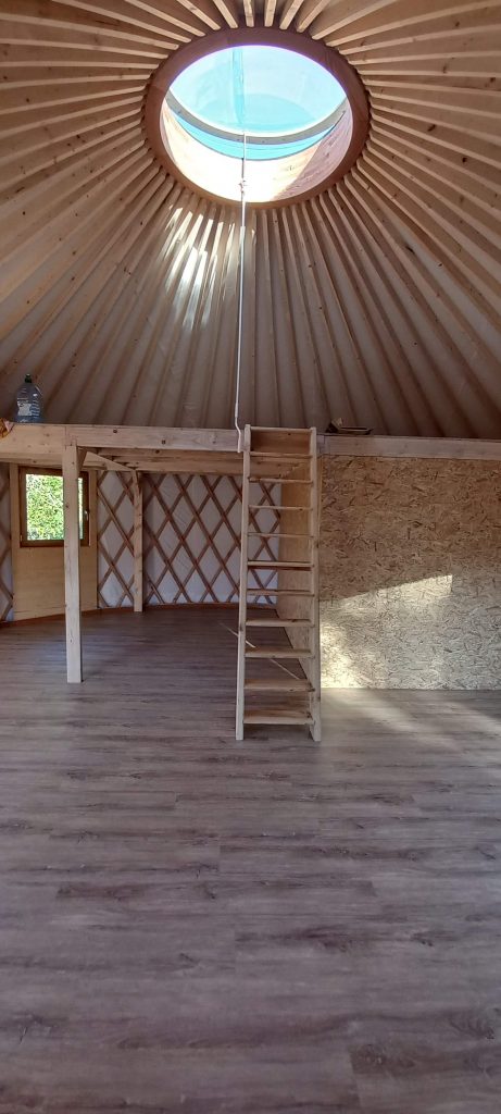 mezzanine dans une yourte contemporaine avec escalier pour mezzanine et parquet