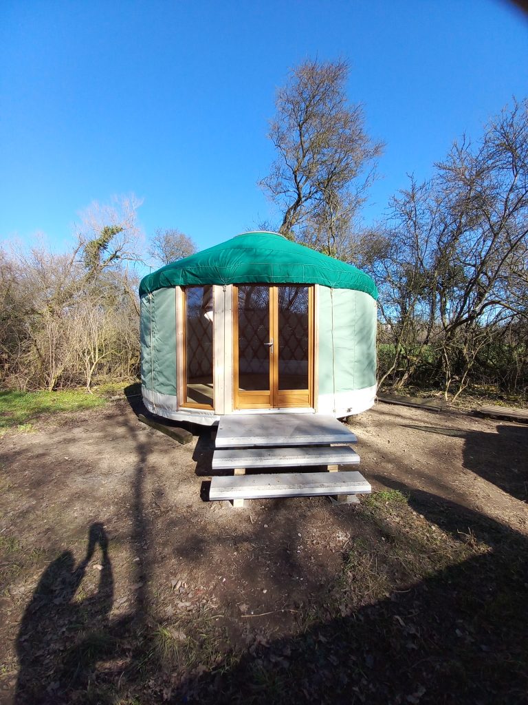 yourte de 20m² avec baie vitrée couleur verte avec escalier