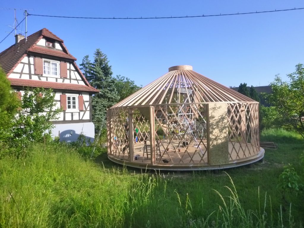 ossature en bois d'une yourte en alsace sous le soleil