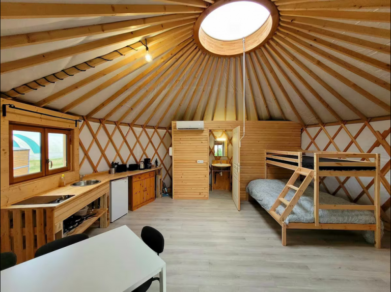 yourte aménagée en gîte insolite avec couchages salle de bains et kitchenette