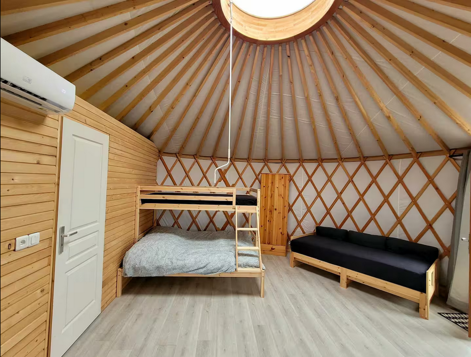 yourte contemporaine confortable et lumineuse avec couchages en moselle