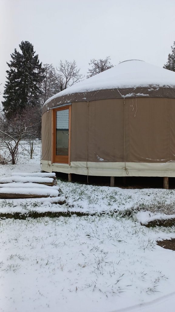 yourte contemporaine sous la neige