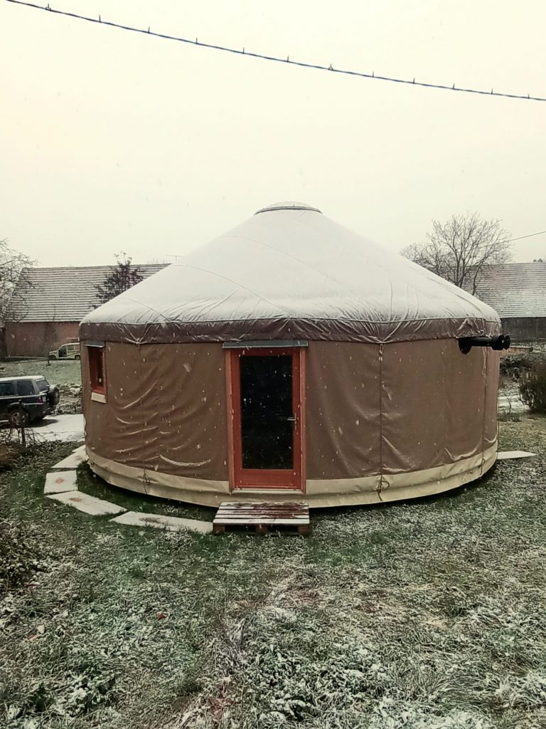 yourte sous la neige en alsace bien chaude et confortable