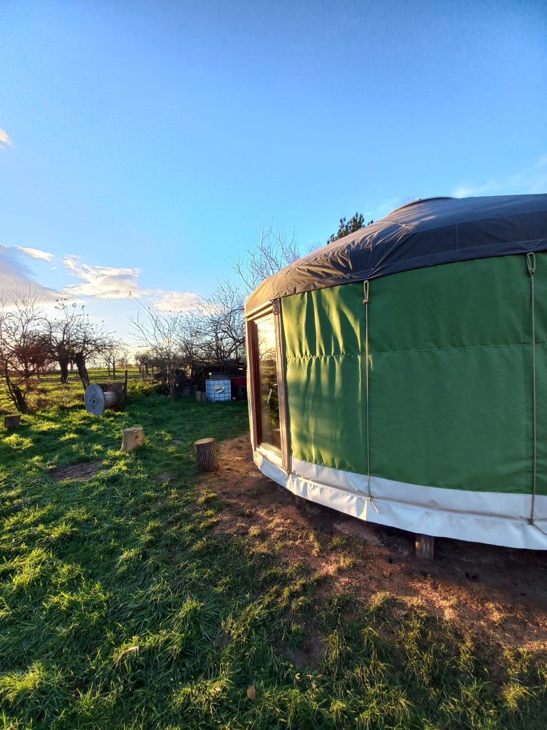 yourte installée dans une exploitation agricole