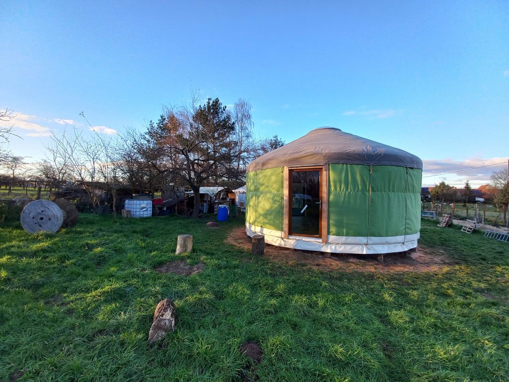 yourte contemporaine studio de jardin dans un terrain naturel sans artificialisation des sols