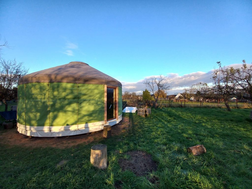 yourte contemporaine verte