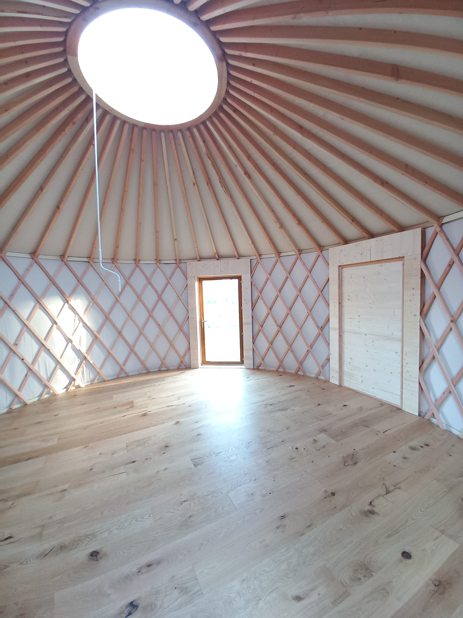 jolie yourte de 6m de diamètre avec parquet en bois