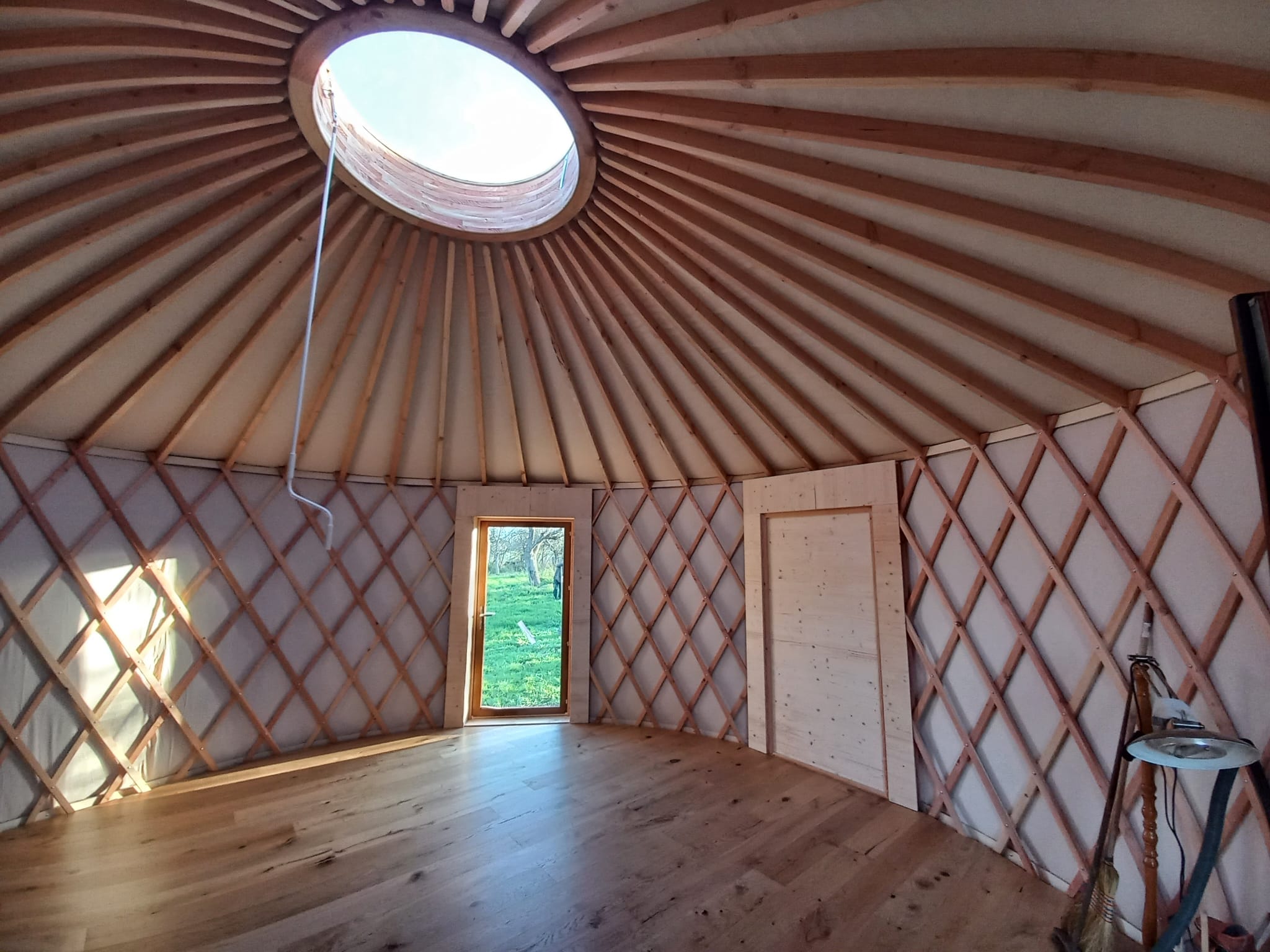 vue de l'intérieur d'une yourte contemporaine de 6m avec parquet