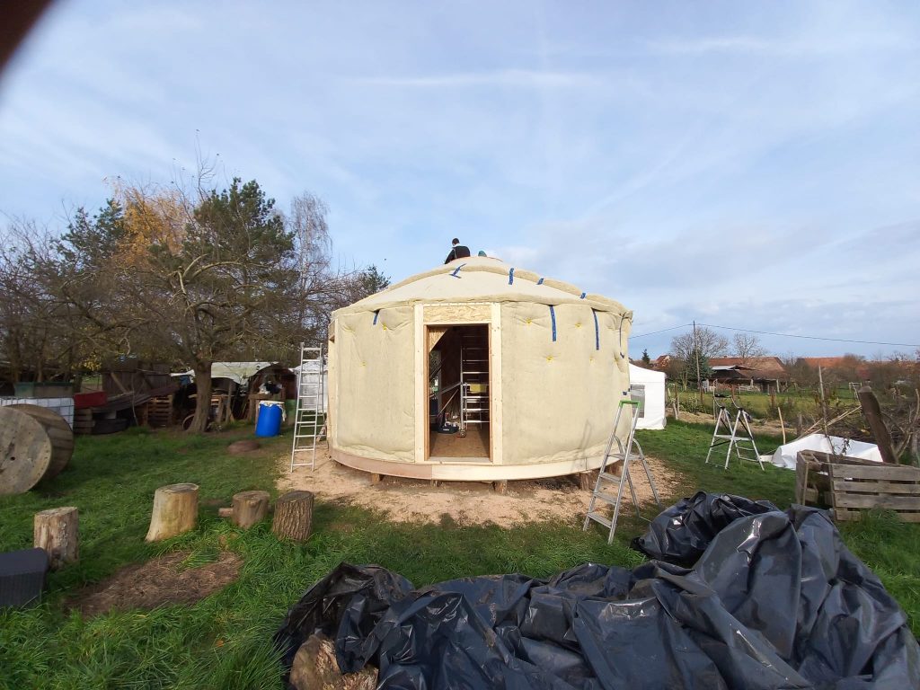 isolation d'une yourte contemporaine de 6m de diamètre