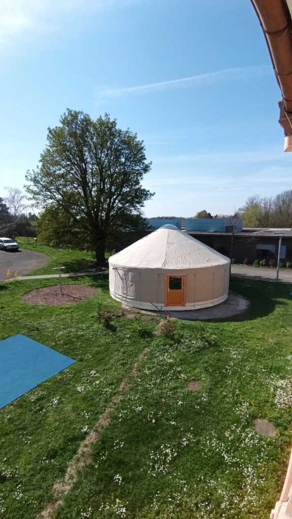 Yourte foyer jeunesse multifonctionnelle conforme ERP, espace détente et kitchenette