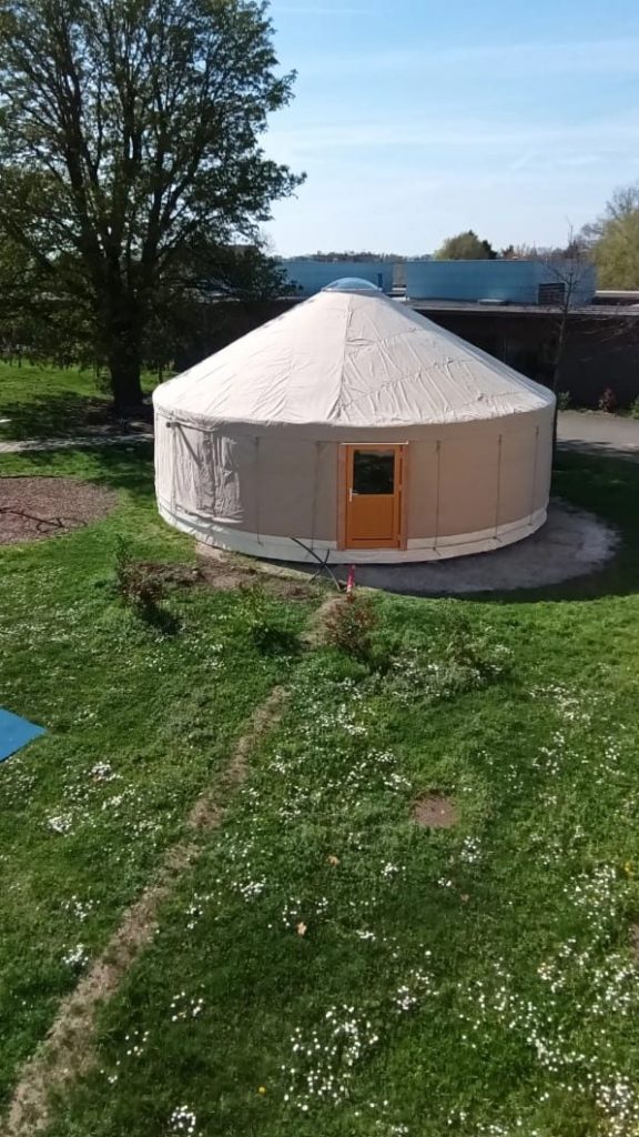 Yourte aux normes ERP acceuil de public vue sur les montagnes