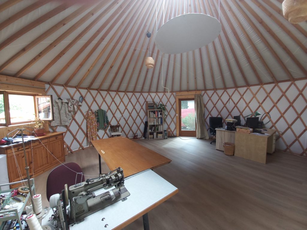 vue de l'intérieur d'une yourte contemporaine atelier artisanal