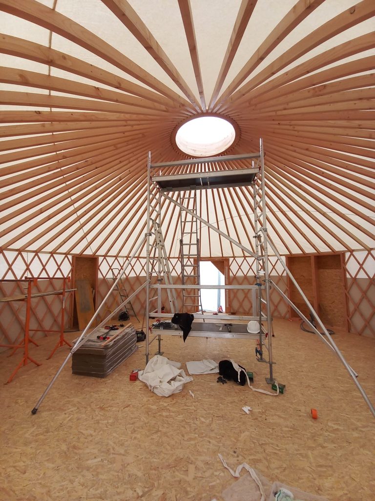 Yourte contemporaine en Alsace avec puits de lumière, skydôme et vues sur le paysage