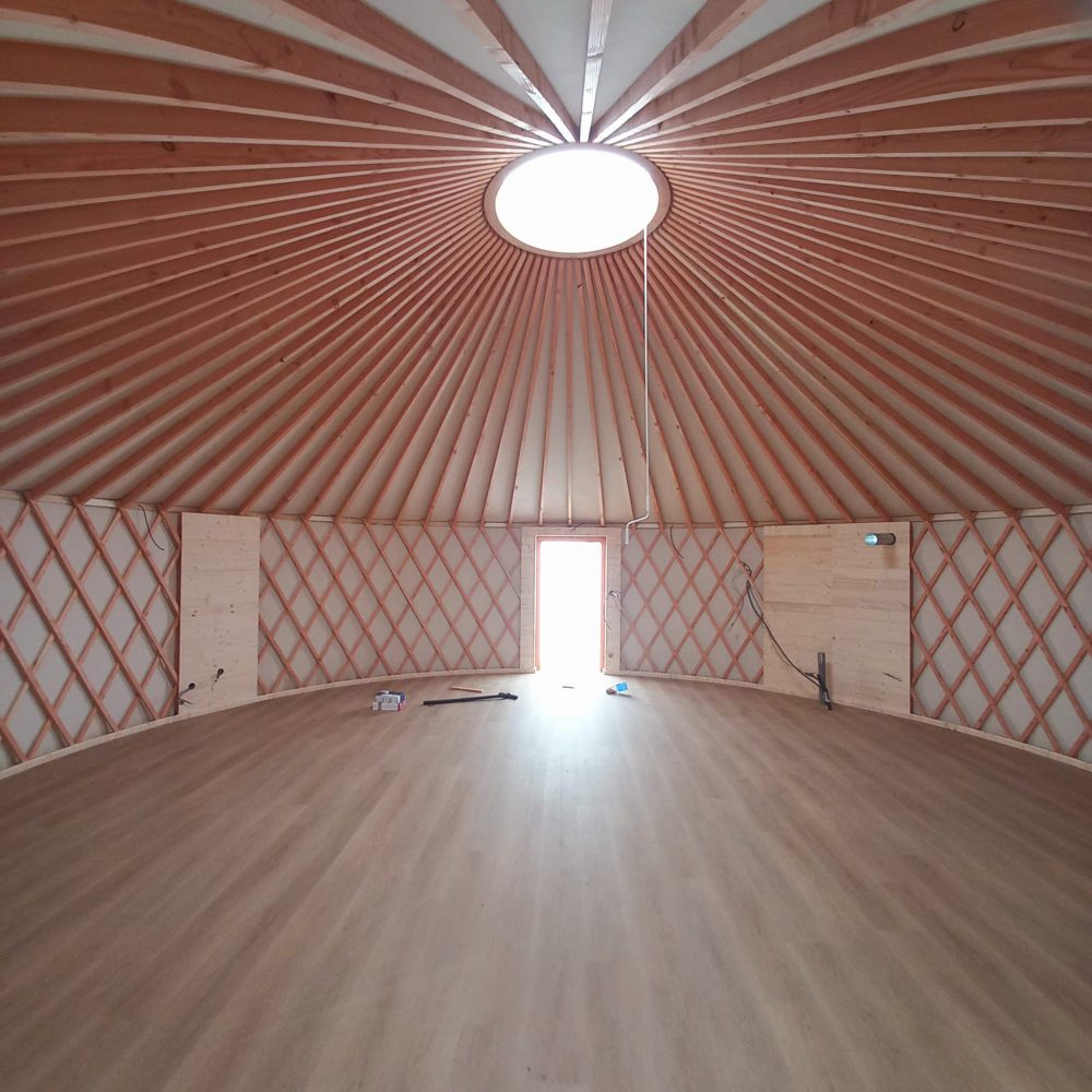 yourte contemporaine en alsace avec puits de lumière et skydôme