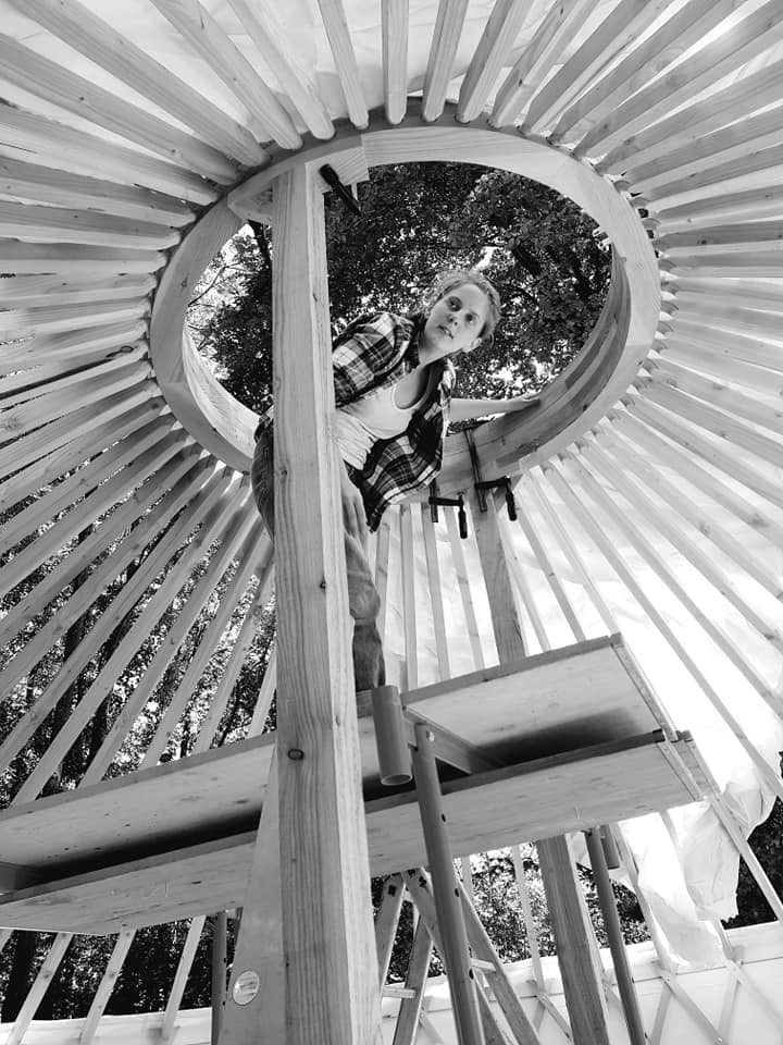 Installation des chevrons du toit d'une yourte contemporaine