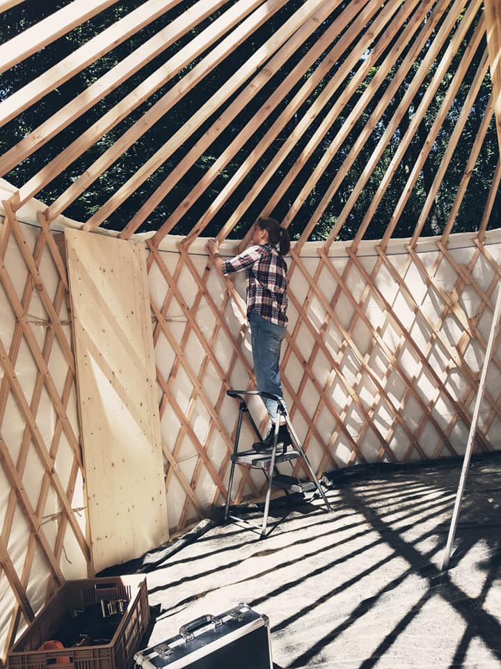 Installation de la toile intérieure d'une yourte contemporaine