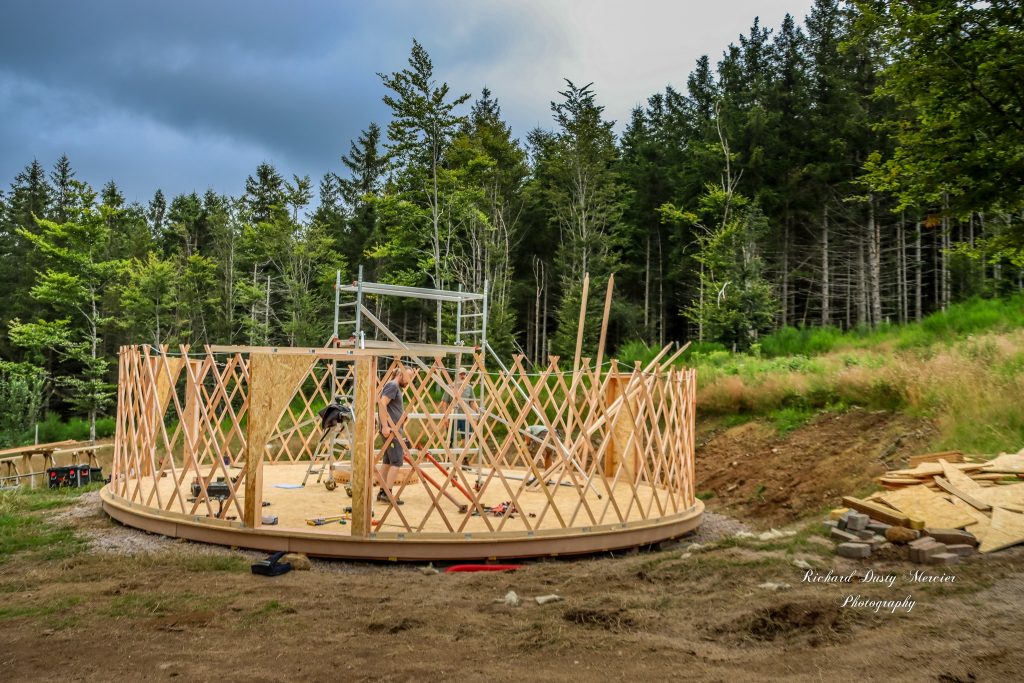lors du chantier de montage d'une yourte contemporaine, les cadres de portes et les murs sont montés