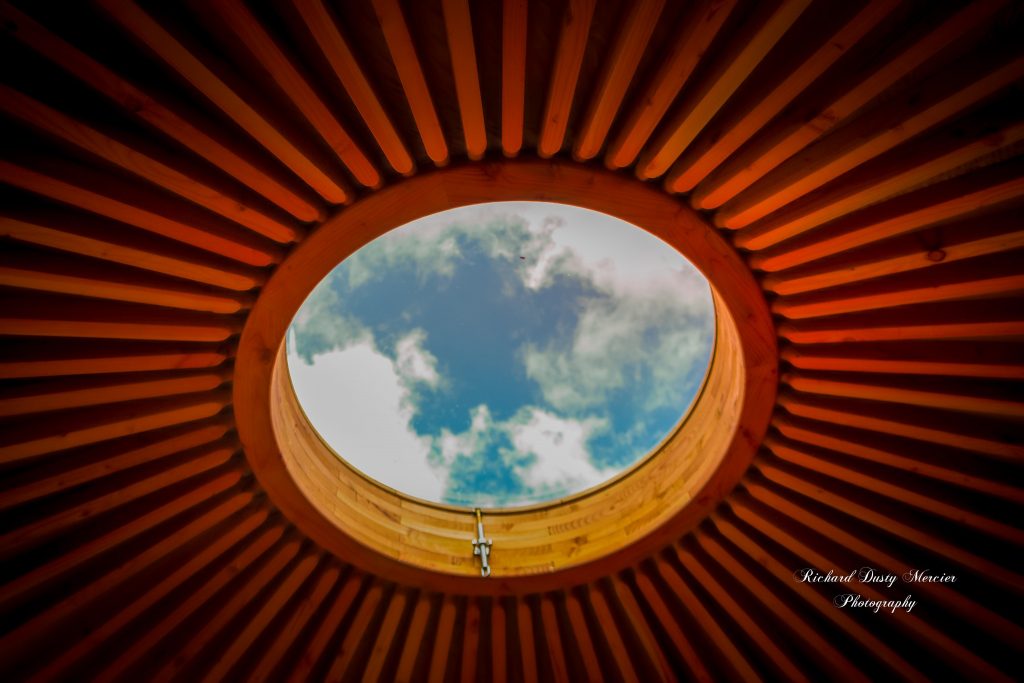 le puits de lumière d'une yourte contemporaine lumineuse et thermiquement confortable