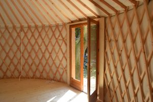 Porte double vitrage dans une yourte contemporaine