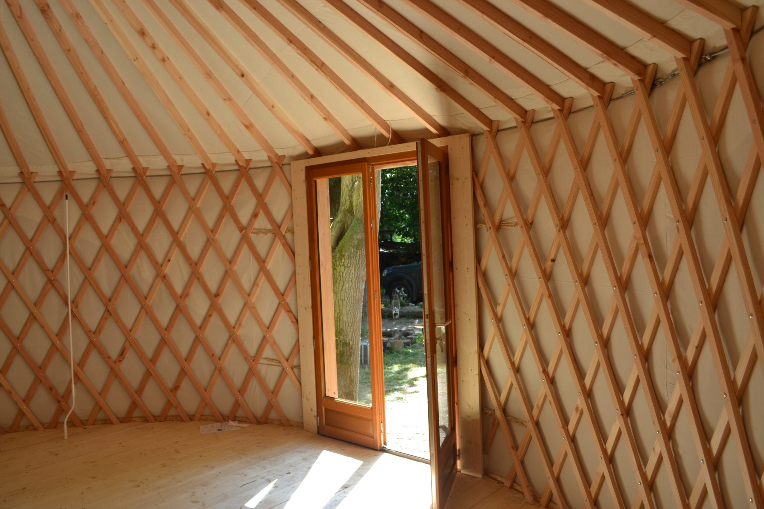 Porte vitre double battant dans une yourte contemporaine
