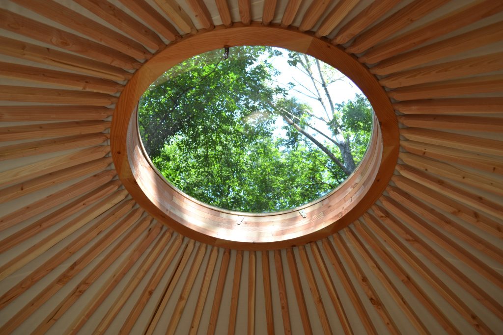 puits de lumiète d'une yourte contemoporaine avec skydôme