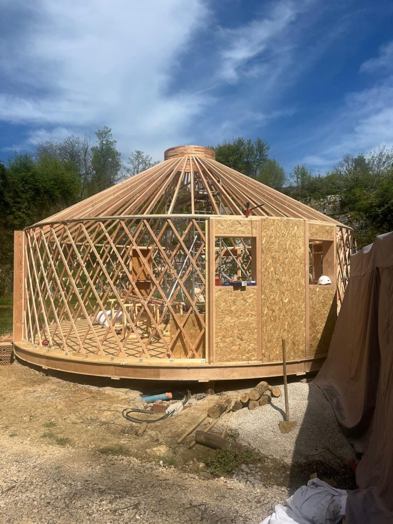 ossature ronde en bios d'une yourte contemporaine d'habitation lors d'un chantier de montage