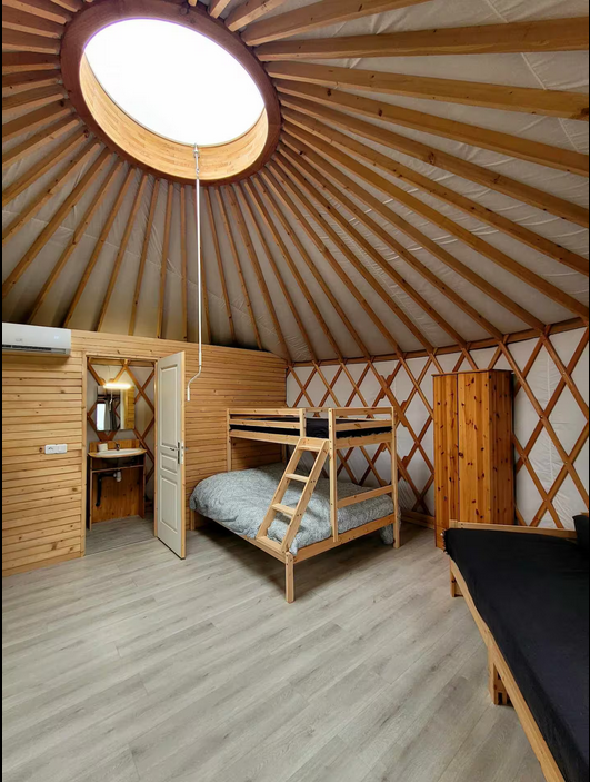 lit superposé dans une yourte contemporaine confortable et chaleureuse aménagée en gîte