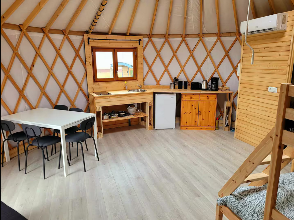 kitchennette dans la yourte avec table de cuisine aménagée en gîte insolite