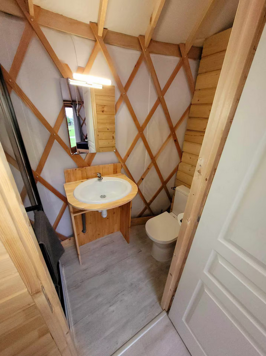 salle de bains dans une yourte aménagée en gîte en moselle