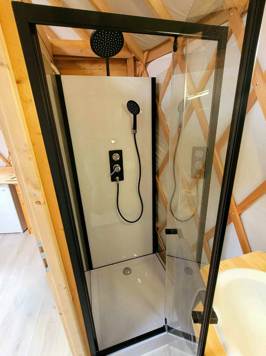 chauffe eau dans la salle de bains d'une yourte contemporaine aménagée en gîte