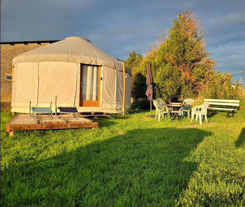 Yourte aménagée pour gîte à Hilsprich, extérieur ensoleillé et cadre champêtre
