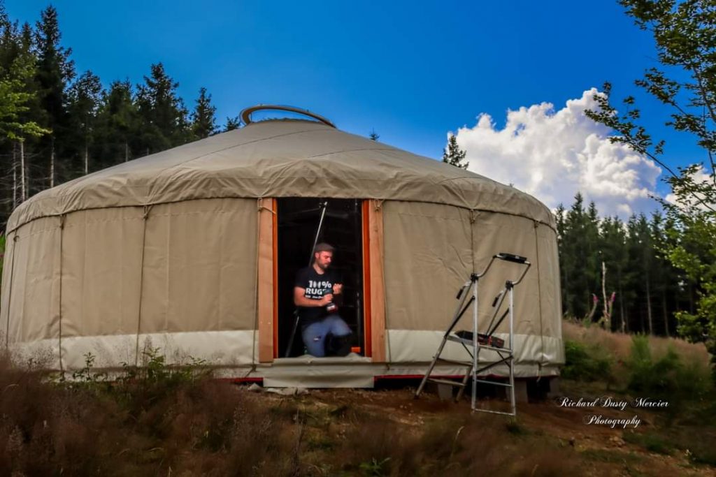 yourte contemporaine beige pour gîte insolite avec ciel bleu et nuages