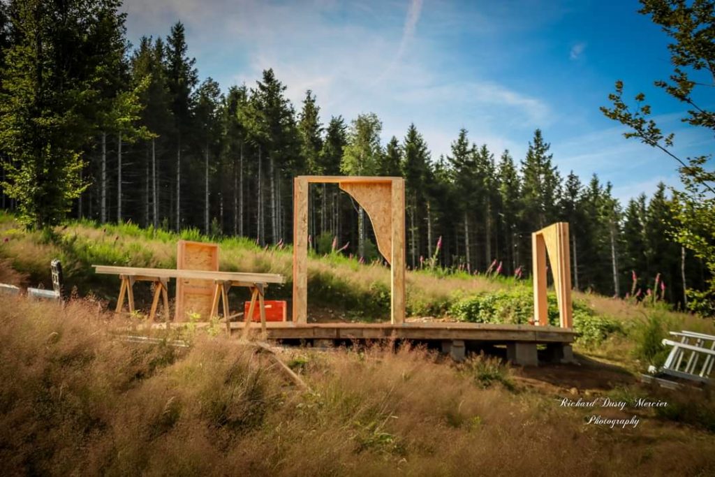 Début de chantier de construction d'une yourte contemporaine, les cadres de portes sont posés