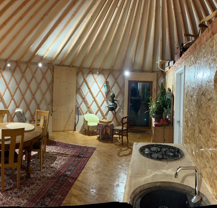 vue de l'intérieur d'une yourte contemporaine d'habitation avec mezzanine