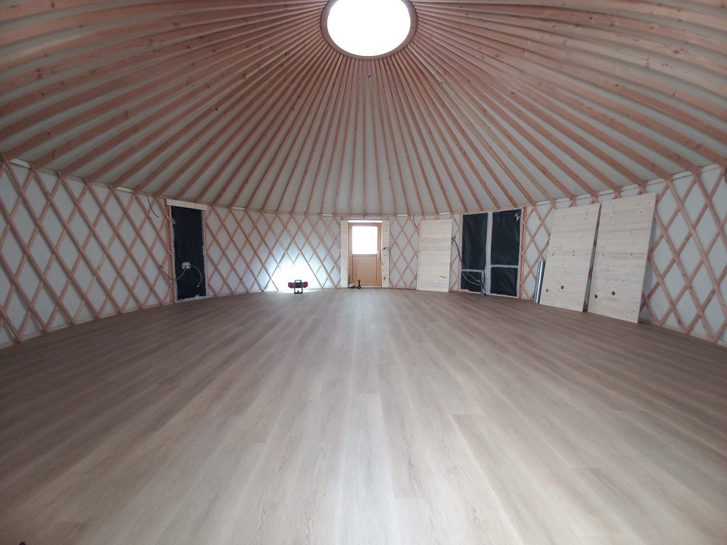 Parquet posé dans une yourte contemporaine