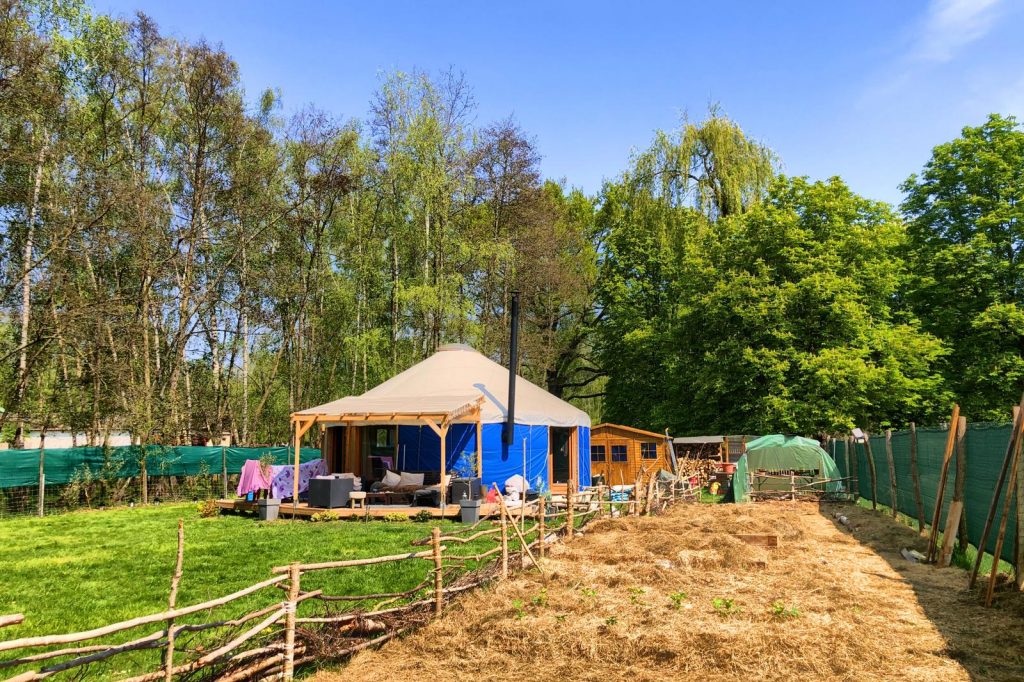 yourte contemporaine d'habitation avec terrasse et pergola