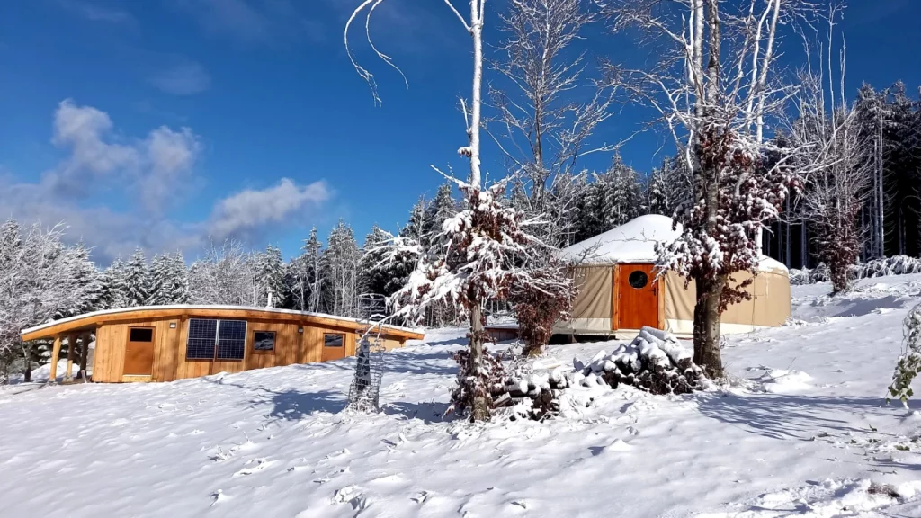 La yourte avec ERP sous la neige en montagne