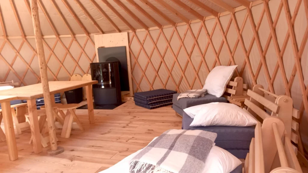 hébergement touristique en yourte avec couchages et poele à bois